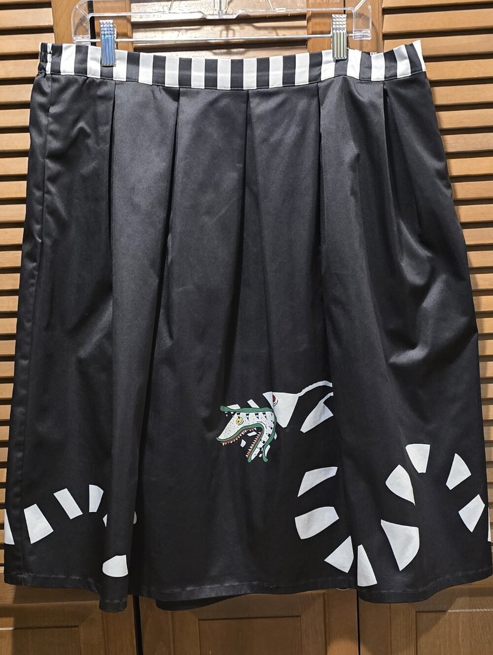 Beetlejuice x Unique Vintage Plus Size Sandworm Jayne Swing Skirt
1X/16 - Picture 5 of 10